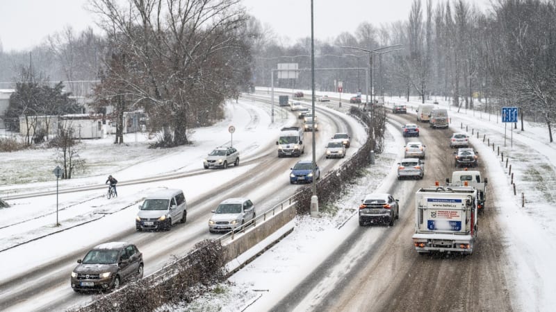 Sníh a ledovka paralyzují silnice. Vysočina hlásí uvízlé kamiony i převrácenou cisternu