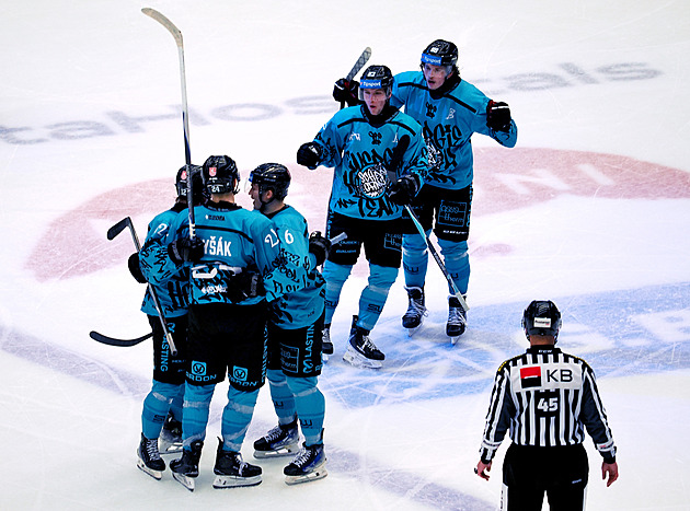 Vary potěšily školáky výhrou, Třinec dál strádá. Pardubice večer vyzvou Spartu