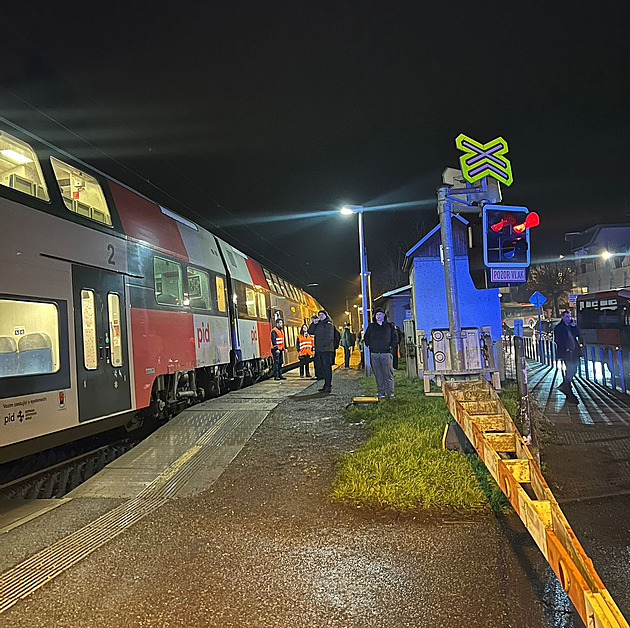 Podnapilého muže zachytil v Černošicích vlak ve dveřích, táhl ho několik metrů