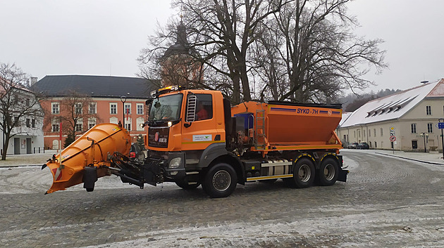 Silné chumelení večer zeslábne, v noci ho vystřídá ledovka, varují meteorologové