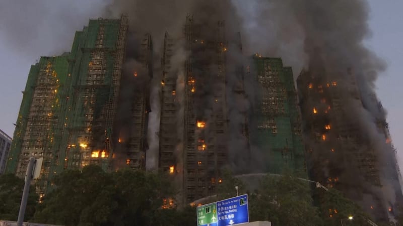 Hoří bytový komplex v Hongkongu: Zemřely desítky lidí, stovky se pohřešují