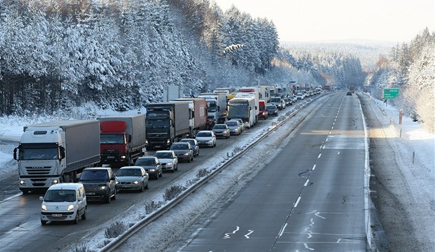 Po celém Česku hrozí silné náledí a námraza. Nebezpečí hrozí řidičům i chodcům