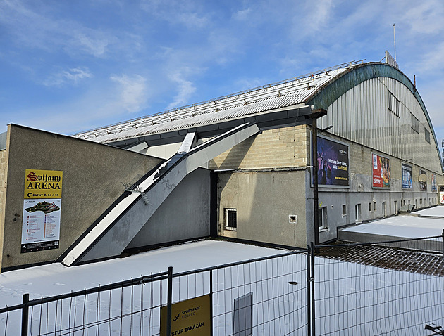 Když sněží, aréna je zavřená. Hokejisté musejí hledat záchranu až v Německu