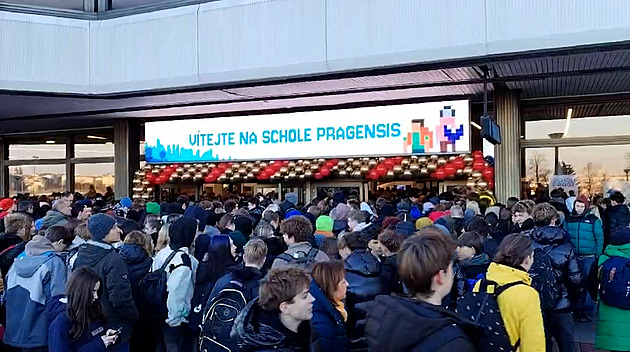 Nezvládnutá organizace školní akce v Praze. V tlačenici začínají omdlévat děti