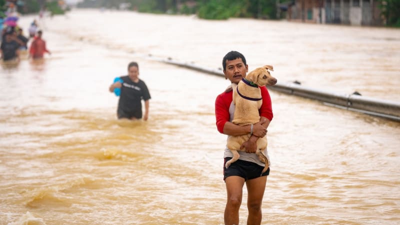 Záplavy v turisticky oblíbeném Thajsku postihly tři miliony lidí. Obětí už je 145