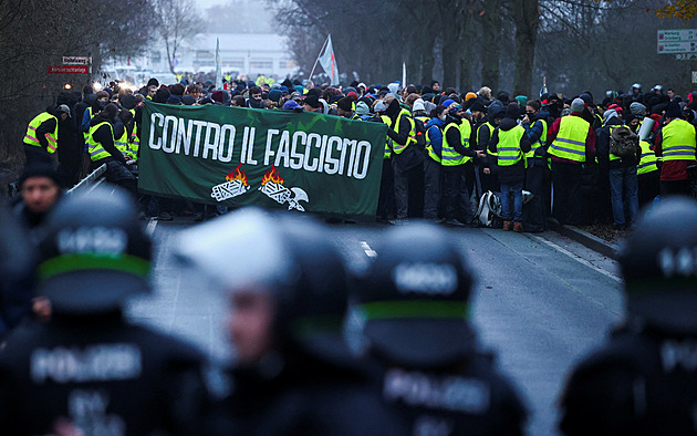Proti vzniku mládežnické AfD protestovaly desítky tisíc lidí. Policie použila vodní děla