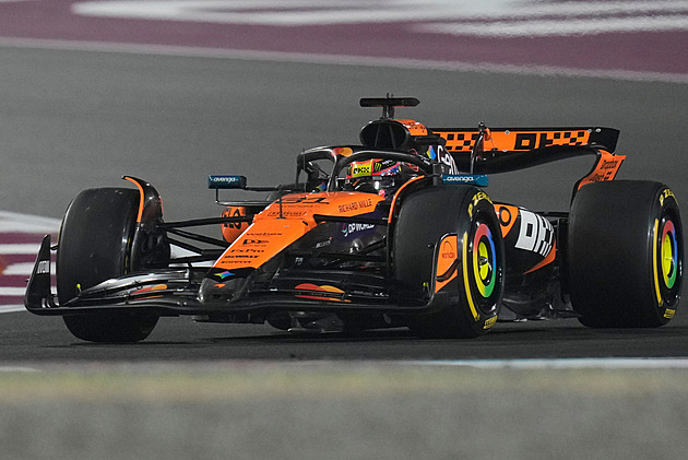 F1 ONLINE: Po zastávkách v boxech vede v Kataru Verstappen před jezdci McLarenu