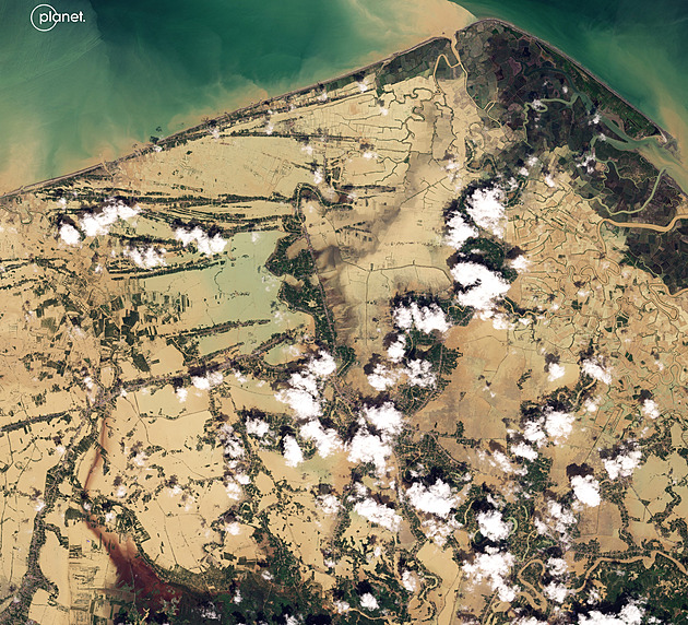 Přes tisíc mrtvých, oblasti odříznuté od světa. Katastrofu v Asii zachytily satelity
