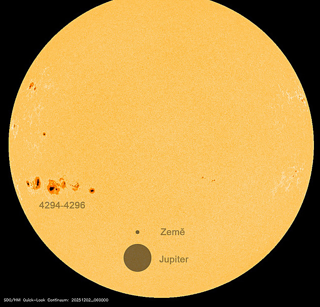 Největší skvrna na Slunci za desetiletí je vidět pouhým okem, vyvolá polární záři