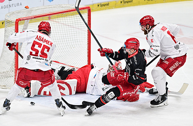 ONLINE: Třinec nad Hradcem rychle vede, Vítkovice čelí Olomouci