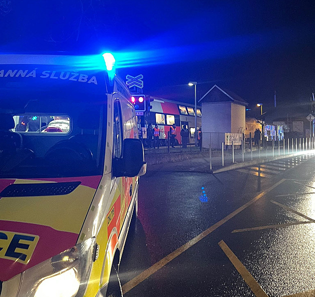 Vlak srazil na Blanensku ženu. Provoz je z obou směrů uzavřen