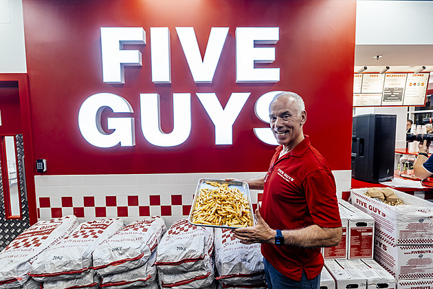 Je libo milkshake se slaninou či trojitý burger? Five Guys dorazil do Prahy
