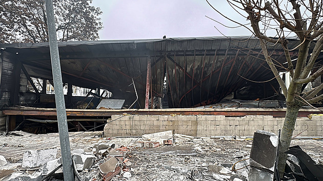 Škoda po požáru pneuservisu ve Strašnicích je 200 milionů. Hořely i veterány