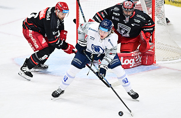 ONLINE: Plzeň otočila stav v Hradci, Třinec prohrává s Boleslaví. Pardubice srovnaly