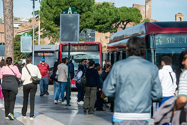 Dopravní peklo v Římě. Za zpoždění hlemýždí MHD začne vyplácet odškodnění