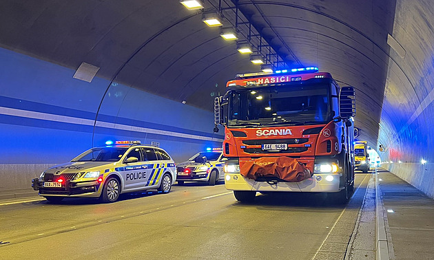 Hromadná nehoda v Bubenečském tunelu komplikuje provoz, srazilo se osm aut