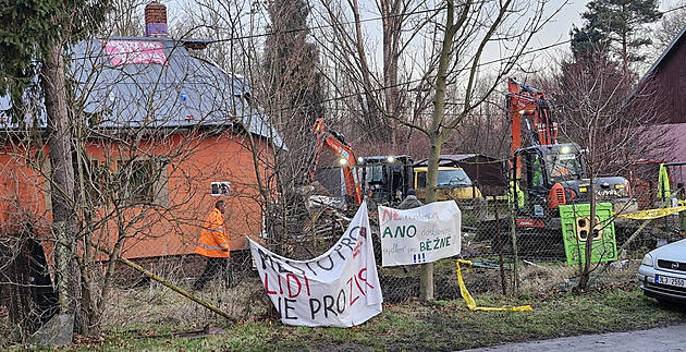 V Bedřišce bourají dům, který bránili aktivisté. Arogance moci, reagují místní