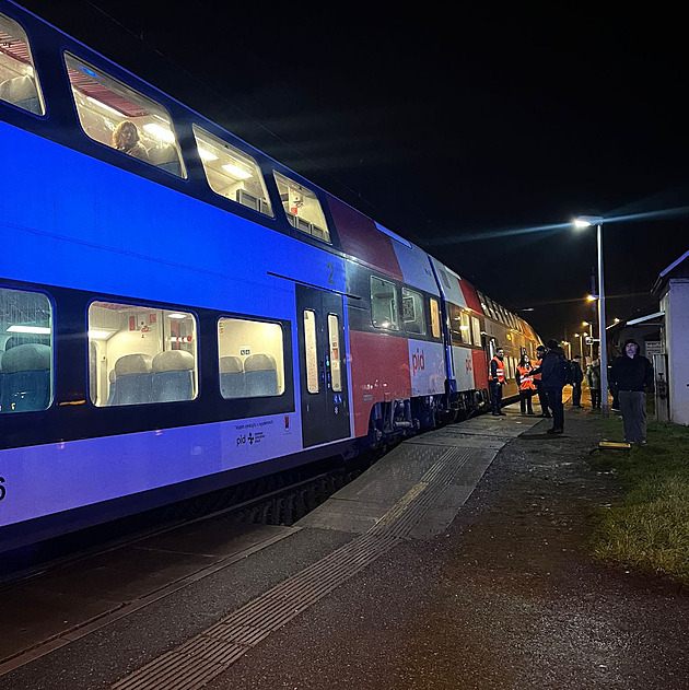 V Mnichovicích se sesunul podchod, provoz trati mezi Strančicemi a Senohraby stojí