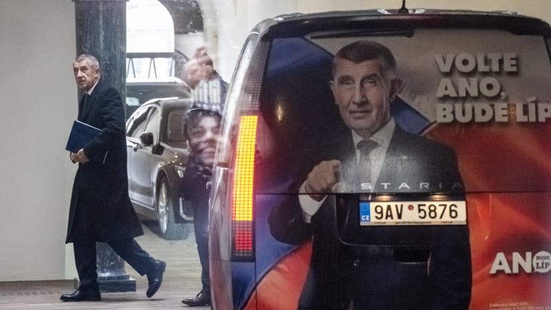 ON-LINE: Babiš dorazil na Pražský hrad v autě z kampaně. Prezident ho brzy jmenuje