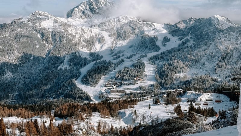 Český učitel zemřel na sjezdovce v Rakousku. Byl součástí školní skupiny, narazil do stromu