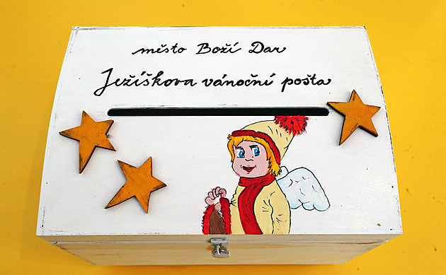 Desítky kilogramů orazítkovaných zásilek. Ježíškova pošta na Božím Daru jede naplno