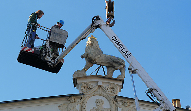 Štursův Lev už hotel Veliš na náměstí Republiky nestřeží. Byl nebezpečný pro okolí