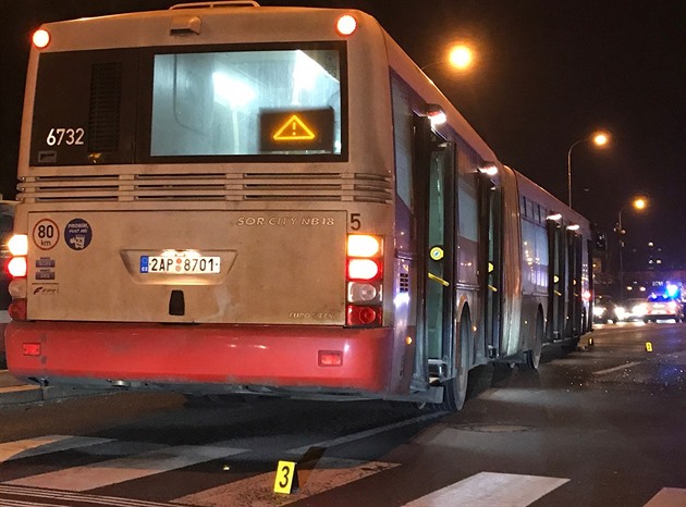 Kolony kolem Barrandovského mostu, i MHD nabírá až desítky minut zpoždění