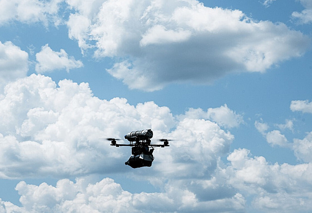 Ukrajina podnikla jeden z největších útoků na Rusko. Moskva uzavřela všechna letiště