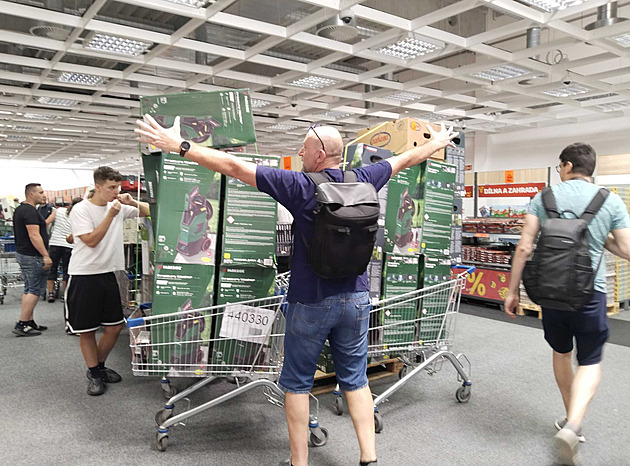 Nákupní šílenství zesílí. Olomoucký outlet Lidlu končí, míří do dalšího města