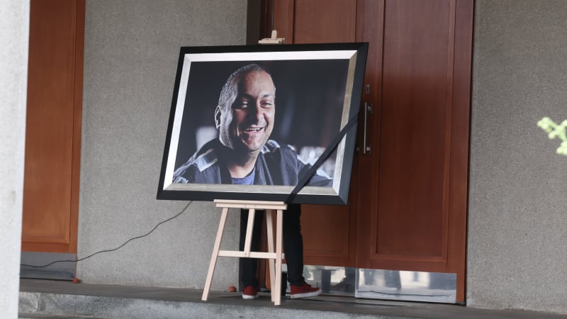 Začalo poslední loučení s Hezuckým: Pohřeb je soukromý, fanoušci mohou před obřadní síň