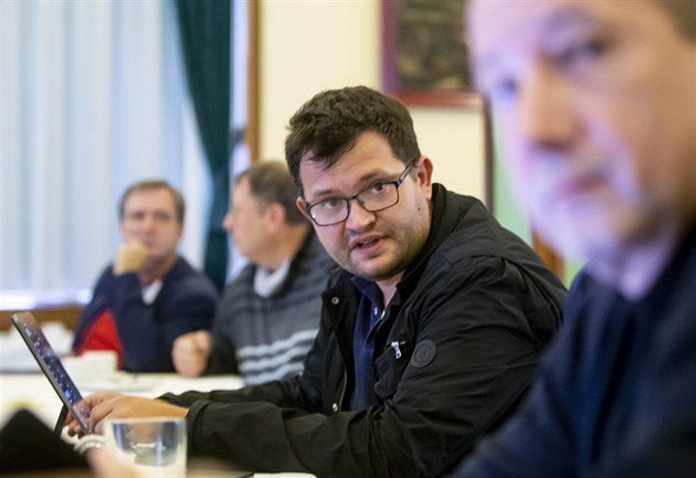 Ze SOCDEM odcházejí další politici. Exministr Chvojka i poražený v boji o šéfa