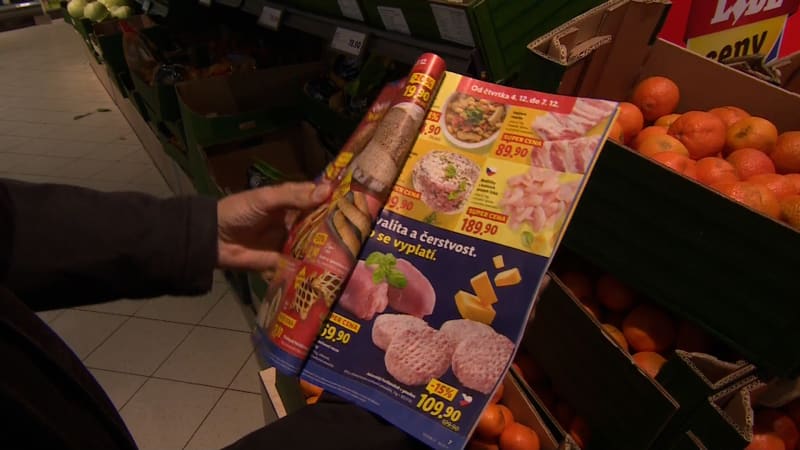 Letáky se slevami oslovují dvě třetiny Čechů. Jak to bude s uvalením nového poplatku?