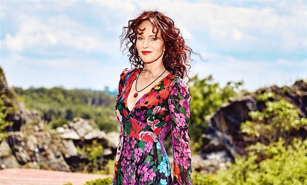 Škrábance a zlomený nos. Sára Saudková odmítá, že u domu napadla rivalku