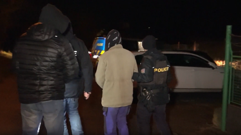 Pokus o vraždu. Policisté obvinili muže, který měl věznit 12letého chlapce