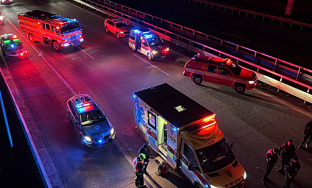 Pražský okruh uzavřela vážná nehoda. Řidiče dodávky musí vystříhávat