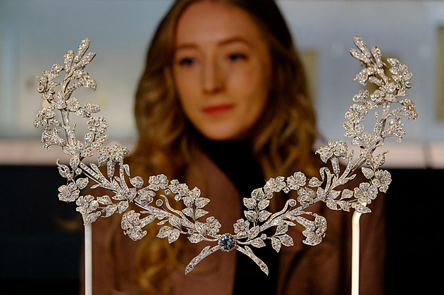 Kdo naučil pány nosit hodinky? Impérium Cartier rozjel zoufalý domluvený sňatek