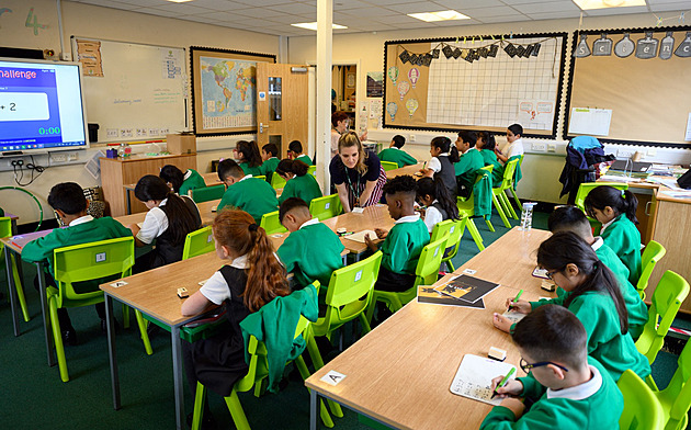 Z 11letých Britů budou vytloukat misogynii. Problémové čeká „převýchova“