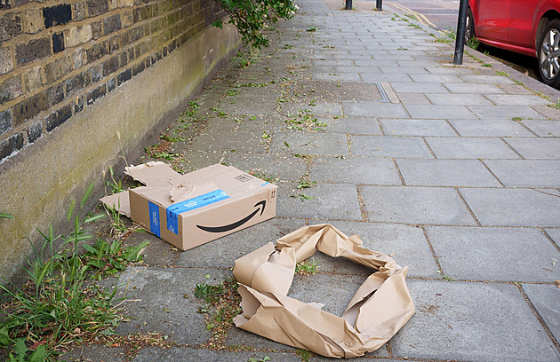 Krádeží balíků v Británii strmě přibývá. Zloději se nezaleknou ani násilí