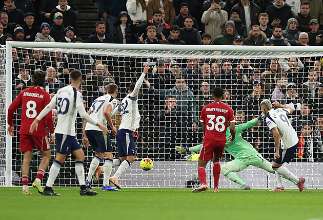 ONLINE: Wolves opět bez bodu, Liverpool ovládl šlágr. Do akce jdou Arsenal i Leeds