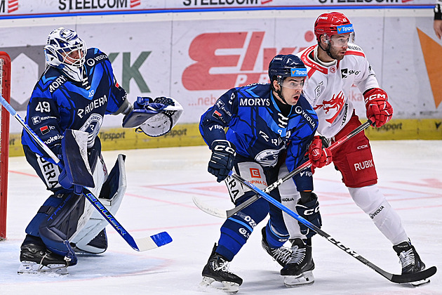 ONLINE: Pardubice hrají ve Varech, Třinec vede v derby, daří se i Plzni v Litvínově