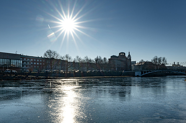 Mráz sevře Česko. Noční teploty mohou klesnout až k minus16 stupňům