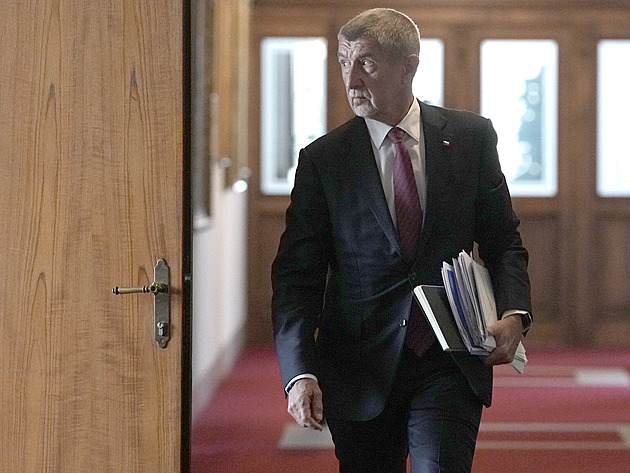 Vláda projednává své prohlášení i návrh, který nahradí zákon o státní službě