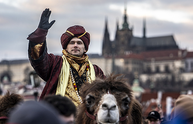 Prahou prošel tříkrálový průvod na velbloudech, přidaly se stovky lidí