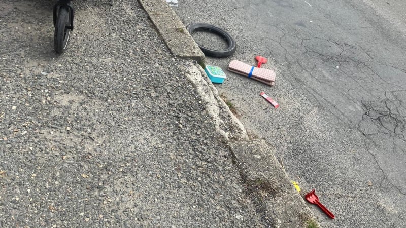 Neštěstí u Příbrami: Auto srazilo muže a ženu s kočárkem, oba dospělí i dítě jsou zraněni