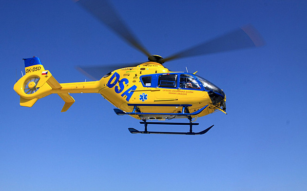 Auto u Příbrami srazilo muže a ženu s kočárkem, muž a dítě jsou zranění