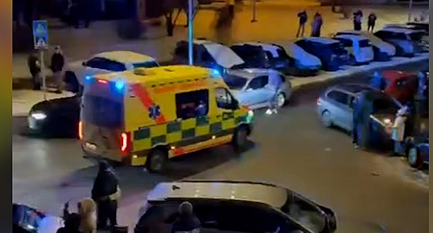 Řidič, který na blokoval sanitku, se ozval policii. Popsal, proč stál tak nešikovně
