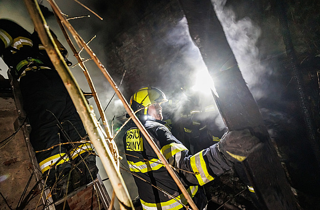 V josefovské pevnosti hořel přístřešek, plošinu nemohli hasiči použít