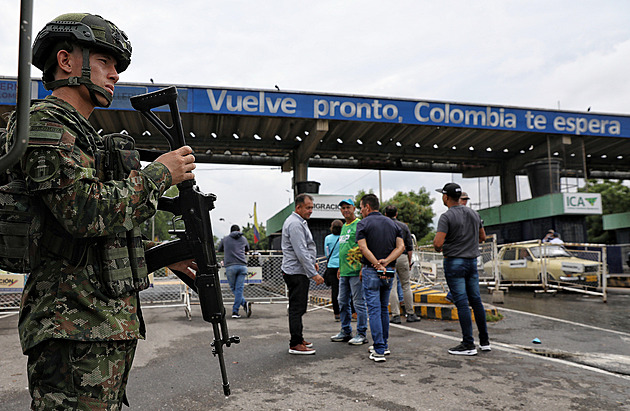 Jeho lidé mi vyhrožovali, teď padl. Novinář o konci Madura a strachu v Kolumbii
