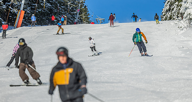 Chytré, nebo bezohledné? Lyžaři našli způsob, jak se u vleku vyhnout frontě