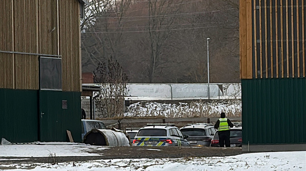 Mrtvý novorozenec na Příbramsku. Tělíčko našli v areálu stájí